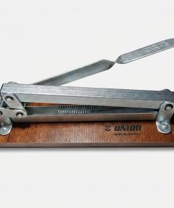 گردوشکن و هسته‌شکن یونیور Professional 300، فولاد ضدزنگ بدنه و دسته فولادی چندمنظوره برای گردو، بادام، پسته و فندق طراحی ارگونومیک، کم‌حجم، بدون سر و صدا، ابعاد 30×10×10 سانتی‌متر، وزن 900 گرم